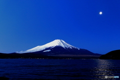 月と富士山