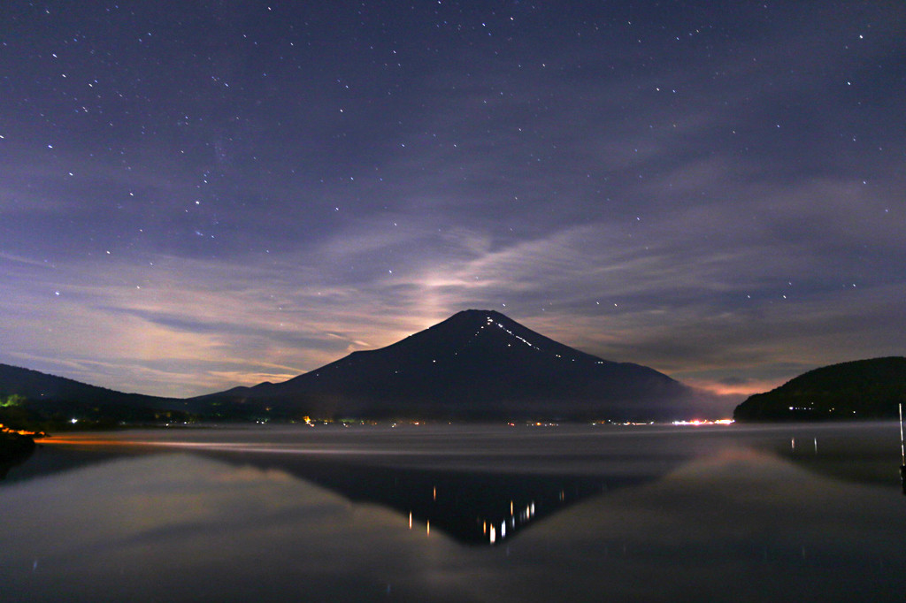 富士山に月が沈んだ後