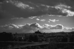 雲の下の住宅街