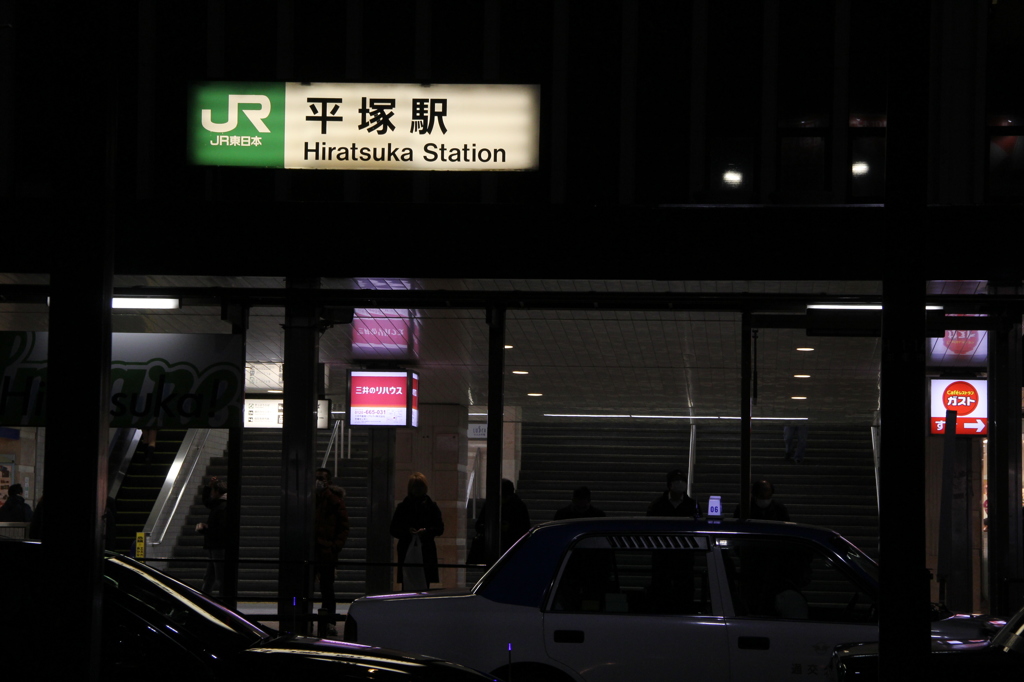 駅前、客待ちタクシーの行列、バスを待つ人々