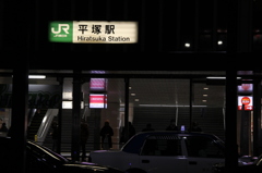 駅前、客待ちタクシーの行列、バスを待つ人々