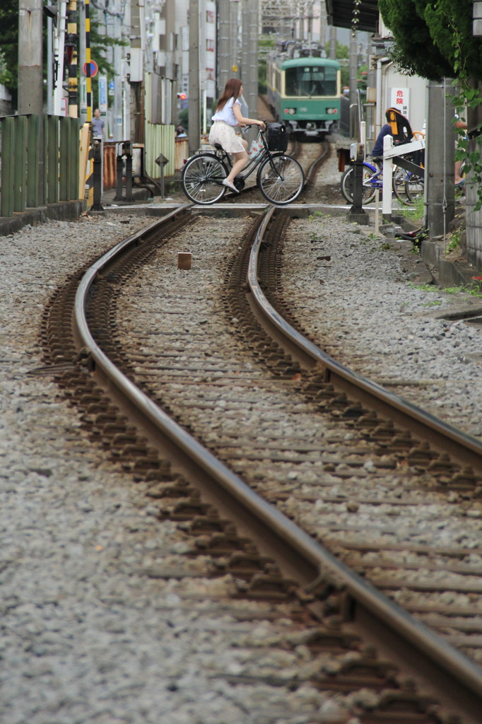 自転車で、踏切をわたる