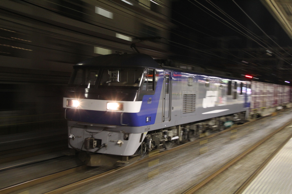 コンテナ貨物列車、疾走