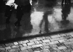 雨の日の影
