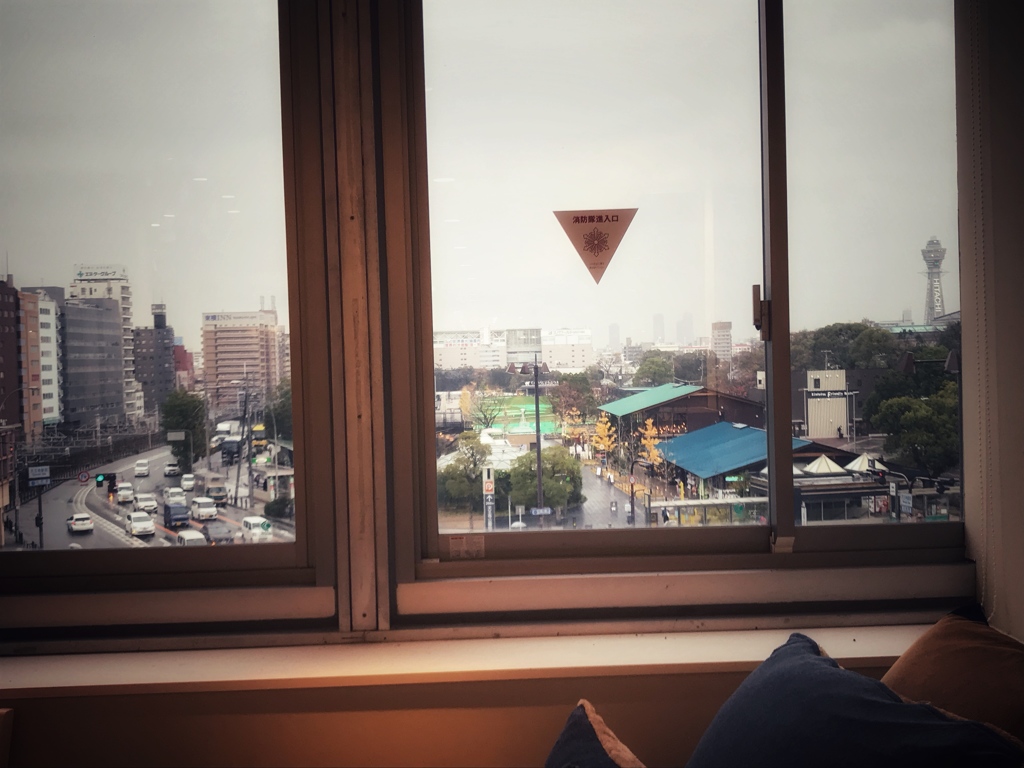 外は雨