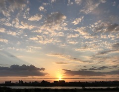 街に沈む夕陽