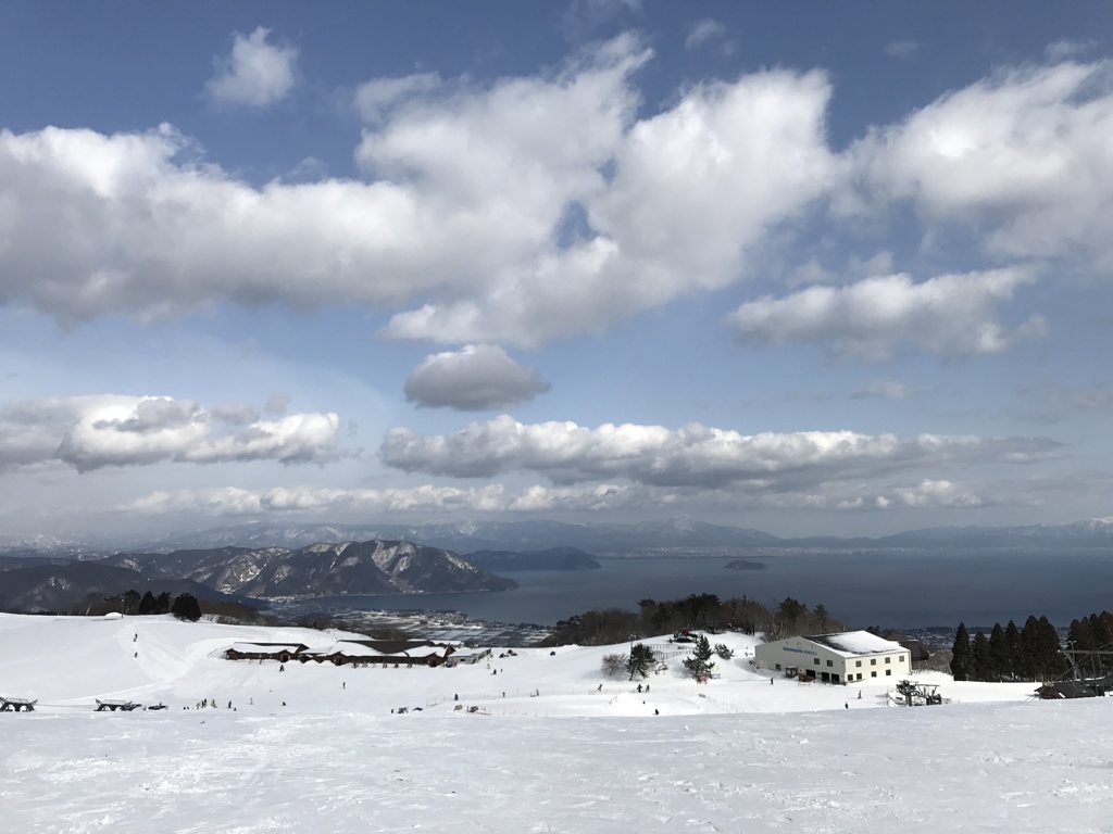 湖の見えるスキー場
