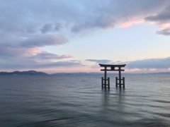 琵琶湖の中に鳥居