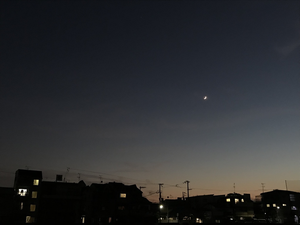 街と月