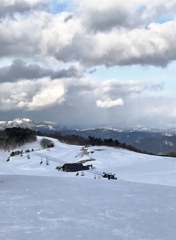 白い雲と白い雪と白い山と…