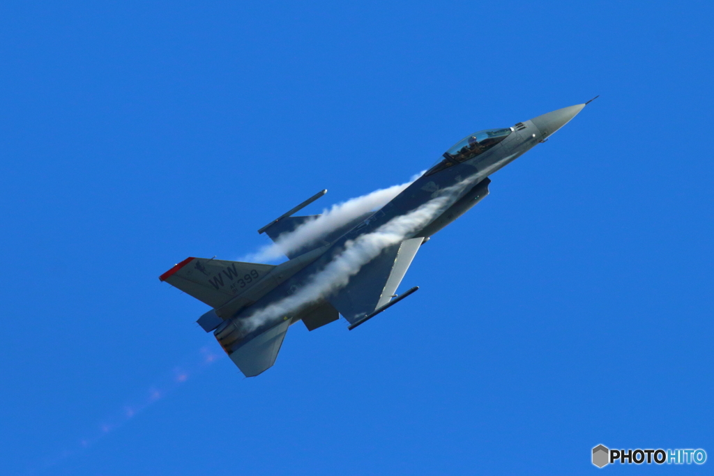 ②空を切るF16（ 岐阜航空祭予行）