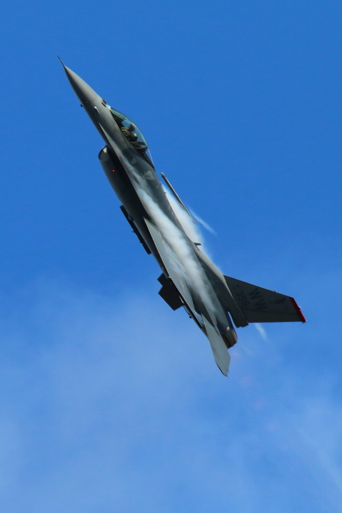 ⑪空を切るF16（岐阜予行）