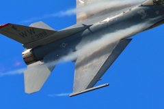 ⑦空を切るF16（岐阜航空祭予行）