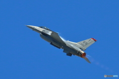 ⑤空を切るF16(岐阜航空祭予行）