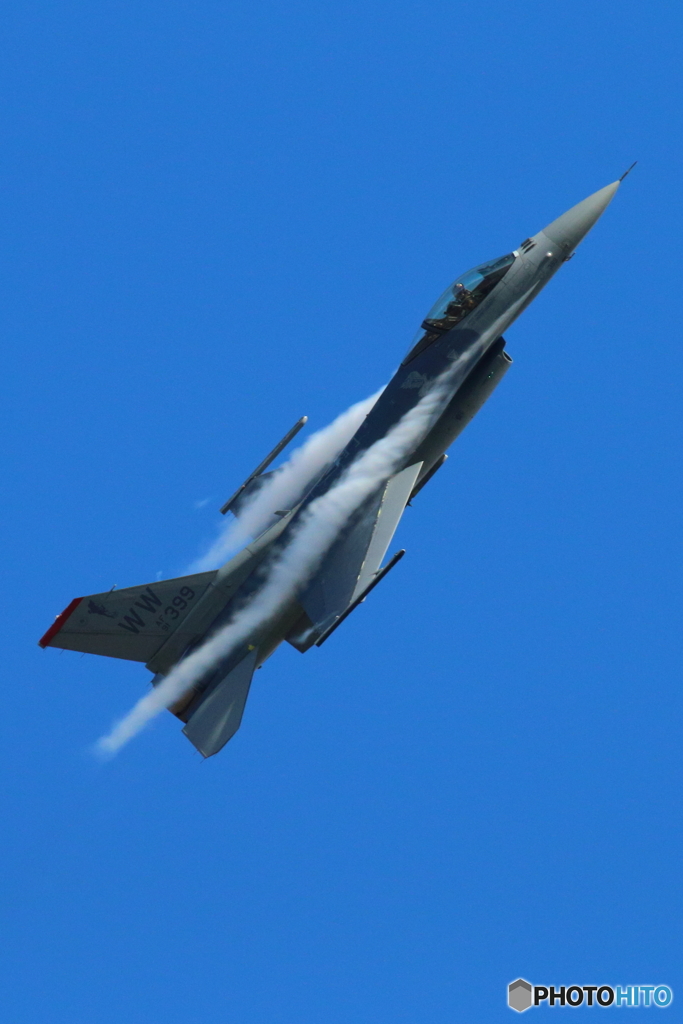 ⑥空を切るF16(岐阜航空祭予行）