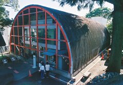 半月型の建物