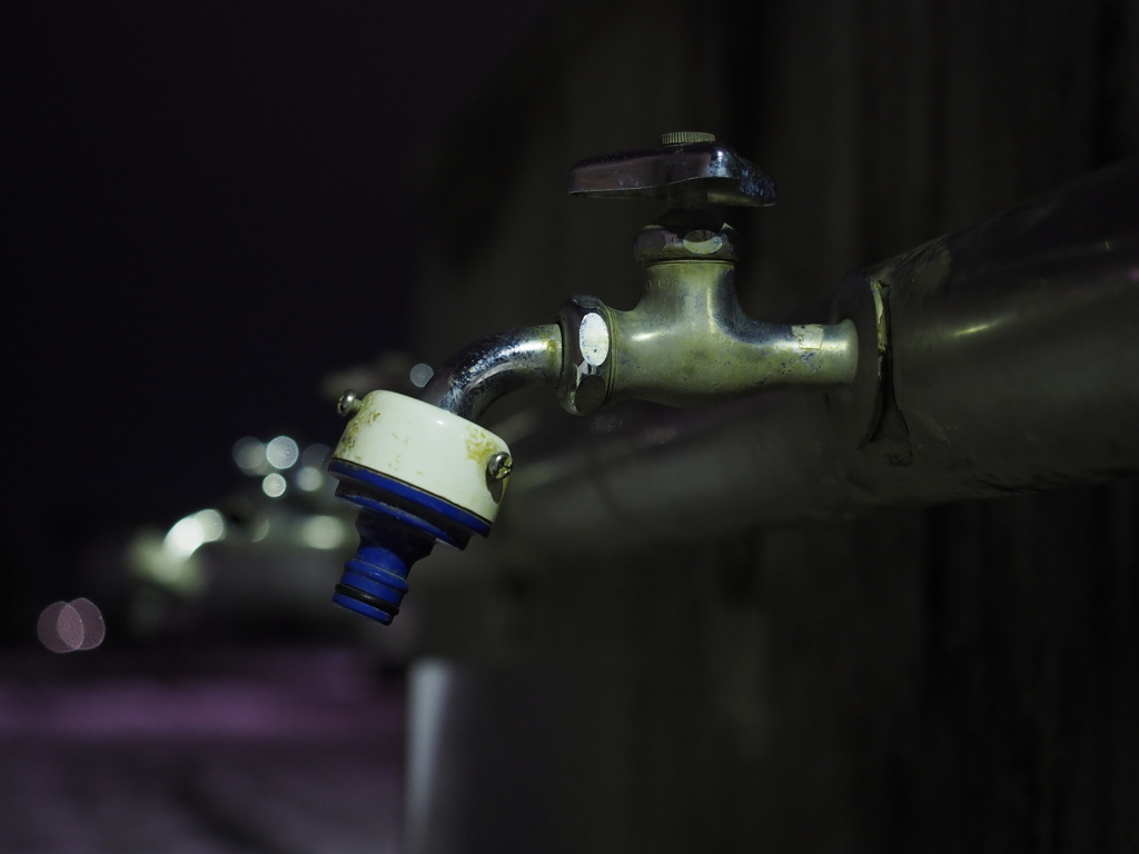 夜の水道の蛇口付近