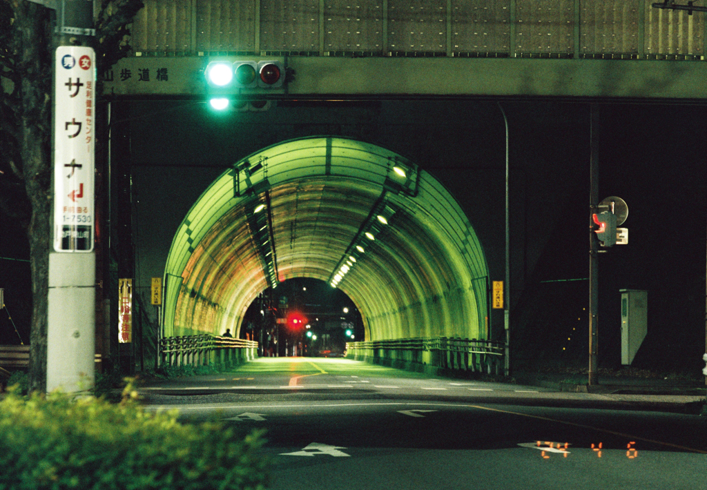 夜のトンネル