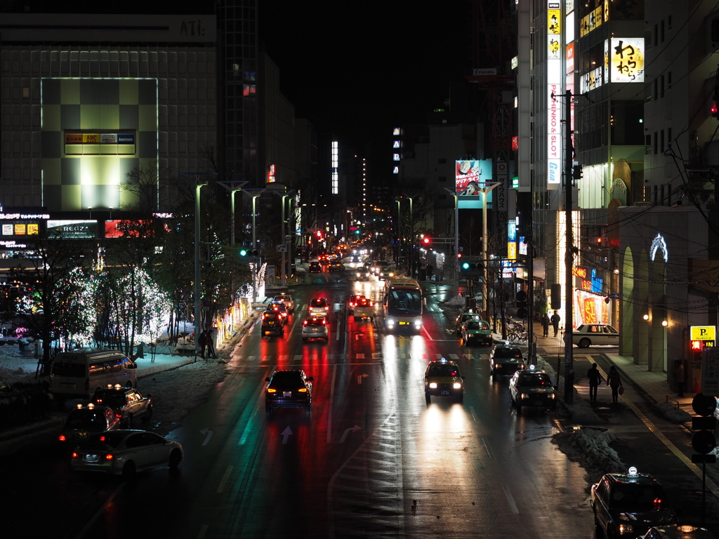夜の郡山駅前の道路