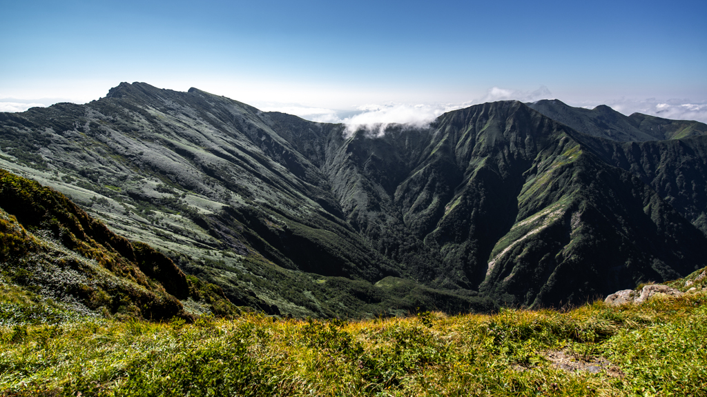 茂倉岳から望む谷川岳とオジカ沢ノ頭