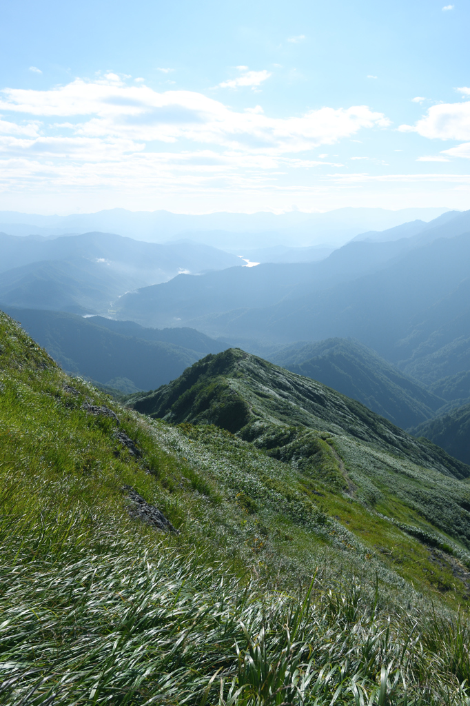 小倉山越しに銀山平を望む