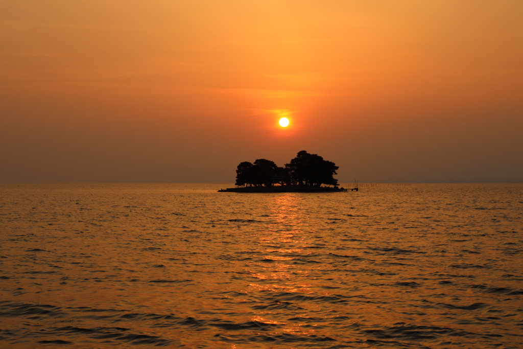 春霞の宍道湖の夕日