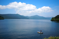芦ノ湖とうっすら富士山