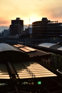 JR大阪駅の夕暮れ