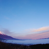 朝焼けに染まる富士山と雲海