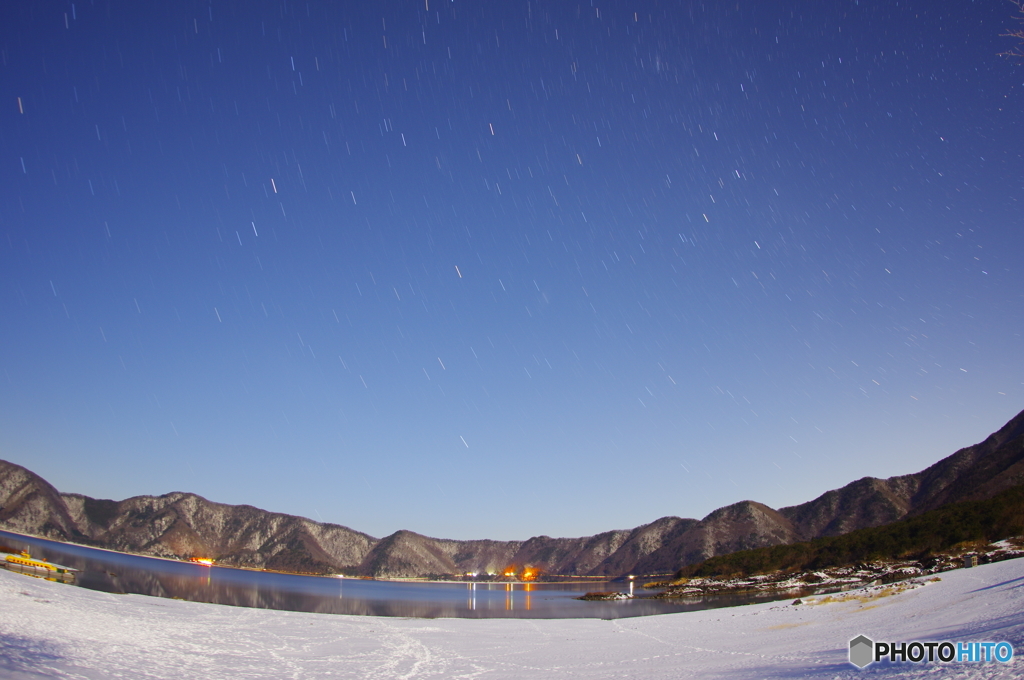 昼のような真夜中の本栖湖