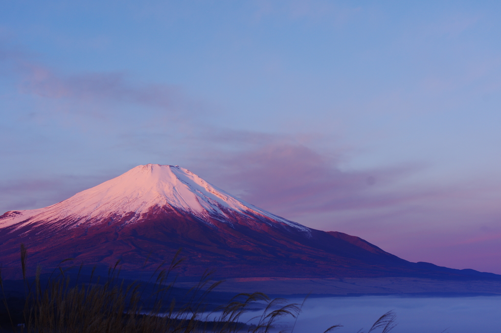 朝焼けに染まる富士山
