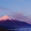 朝焼けに染まる富士山