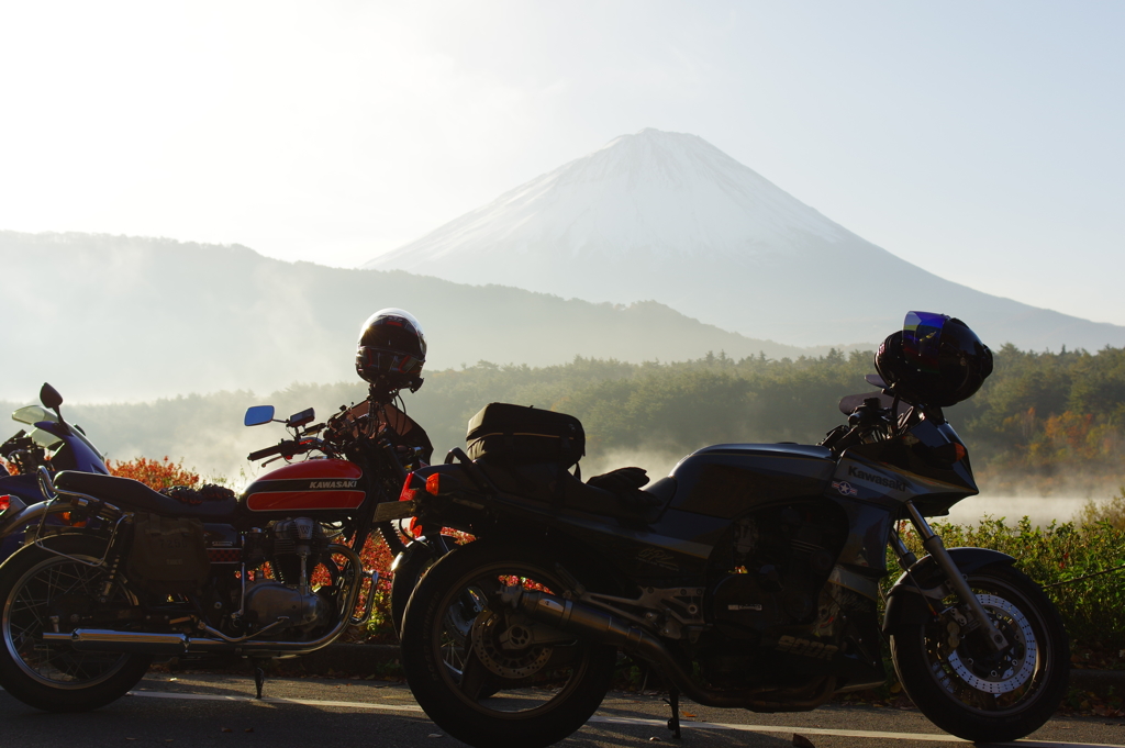 朝靄と富士山と