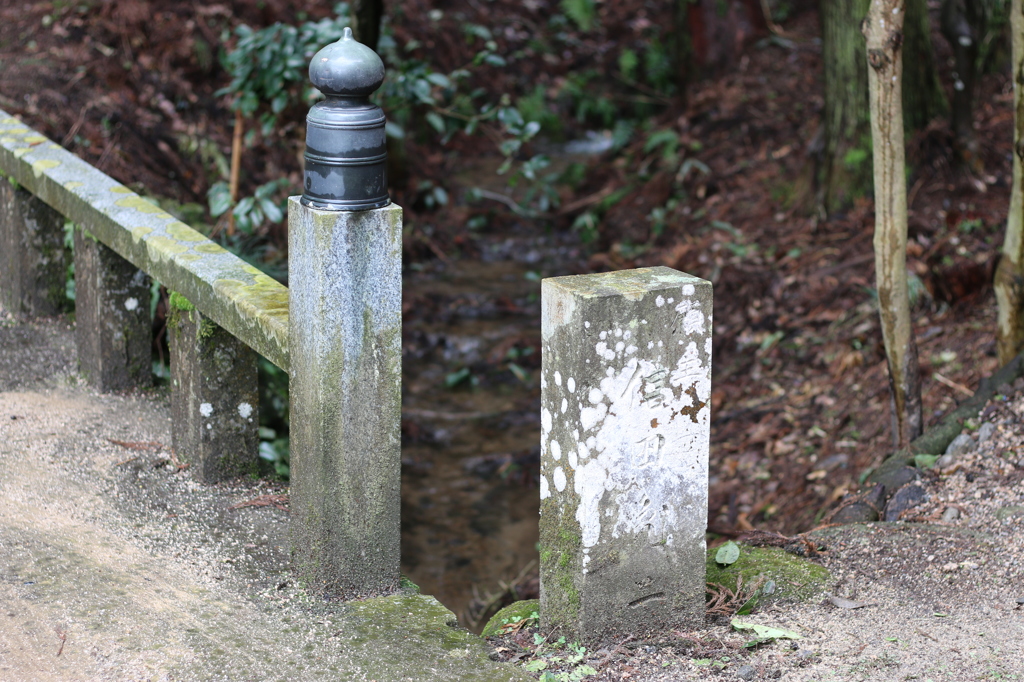 神聖な流れに架かる橋