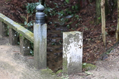 神聖な流れに架かる橋
