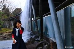 滝の横でピース