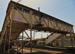 跨ぐ