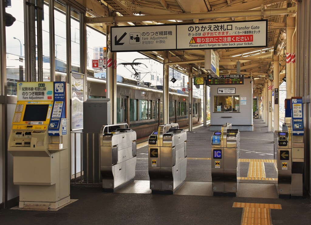 王寺側中間改札外