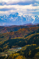 秋に染まる山々