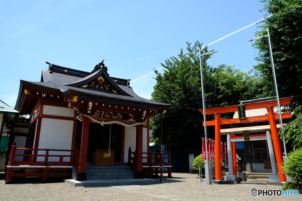 神社から出る飛行機雲
