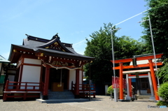 神社から出る飛行機雲