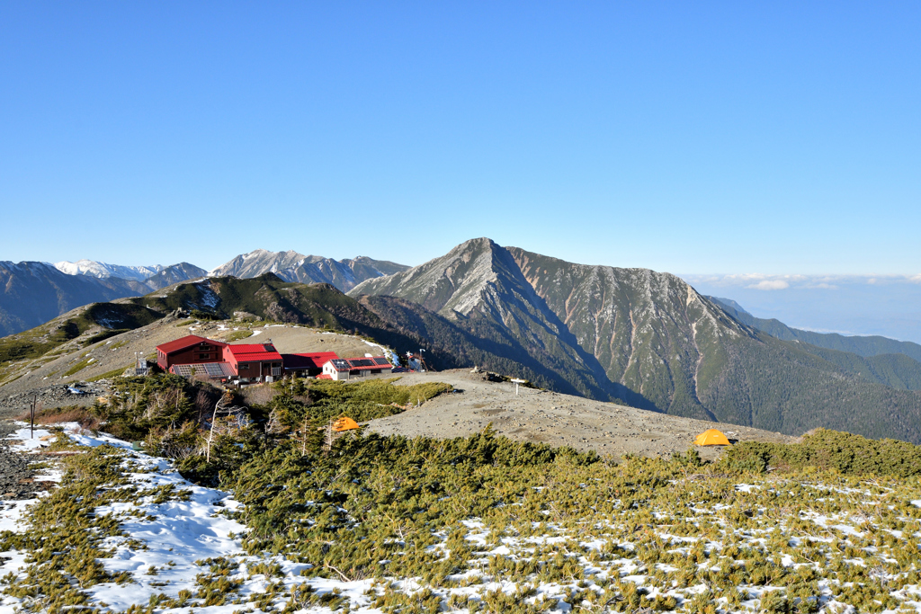 蝶ヶ岳山頂よりの蝶ヶ岳ヒュッテ