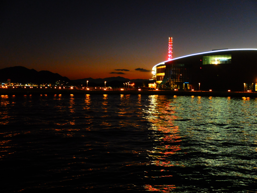 夕暮れの海響館