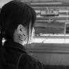 特急を待つ女