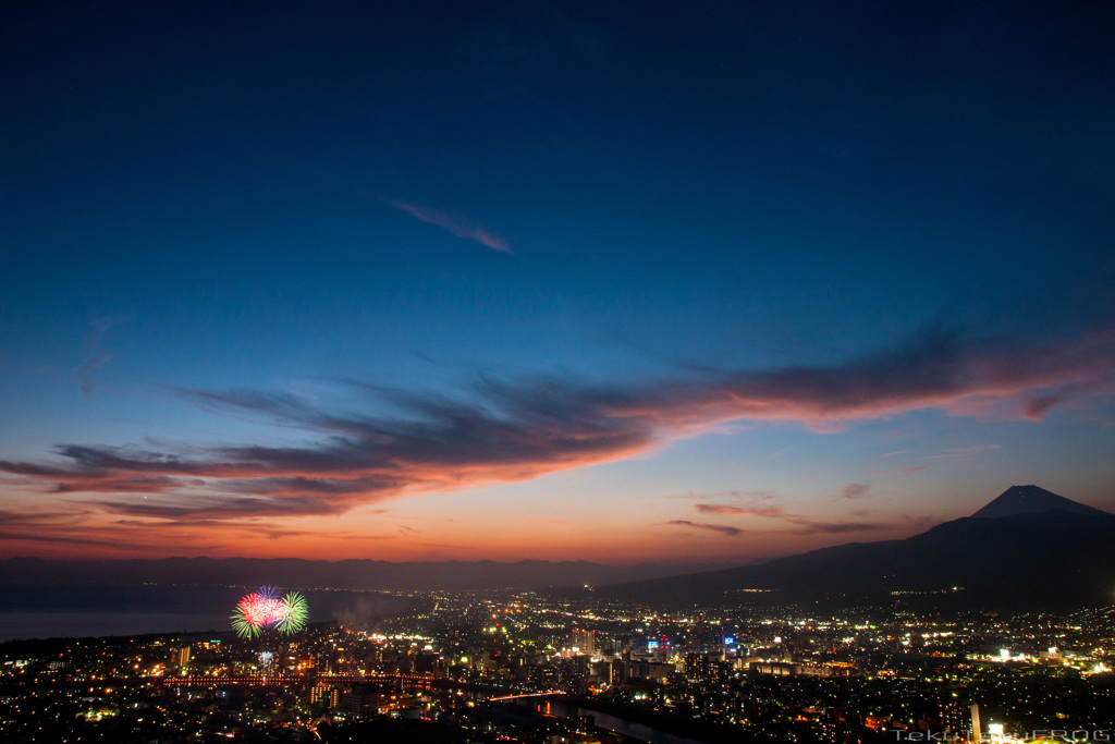2015年「遠くの花火と富士夕景」