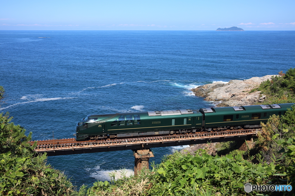 山陰の海と瑞風