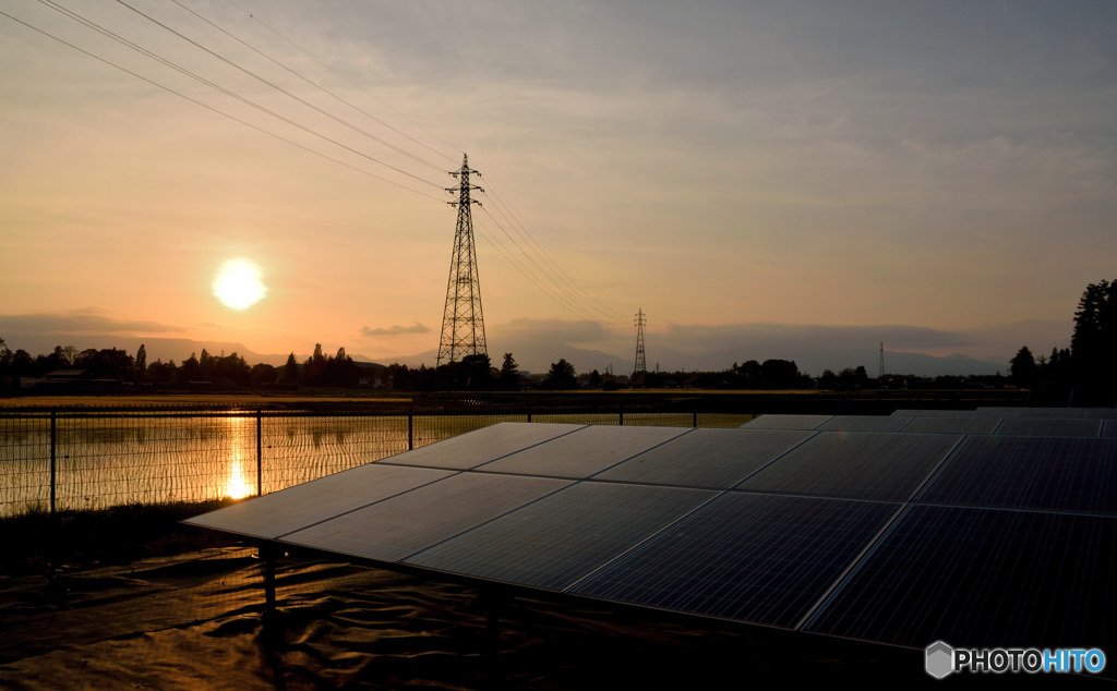 夕日とメガソーラー