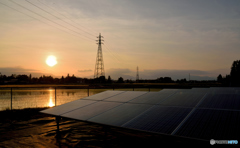 夕日とメガソーラー