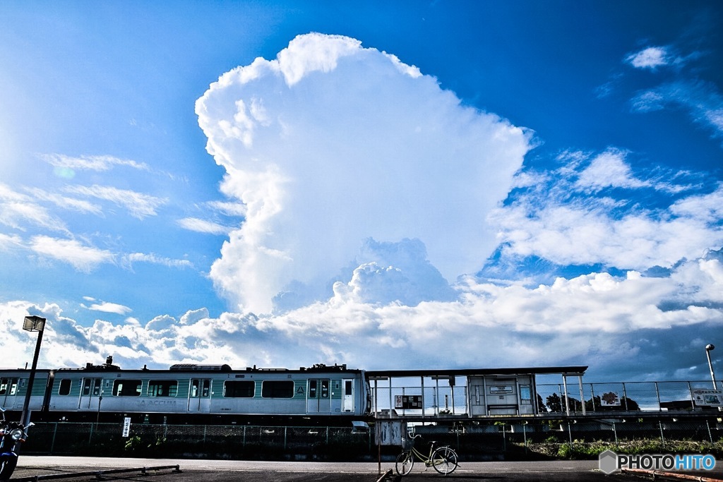 無人駅と夏の空