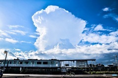 無人駅と夏の空